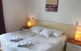 Spacious Bedroom For Two With Pool View - Pansion Hajduk